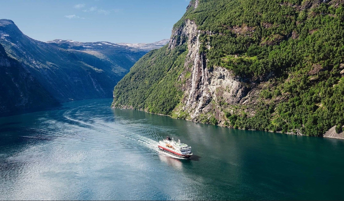 Navire MS-Nordlys-au coeur du Geirangfjord dans la région des fjords de Norvège