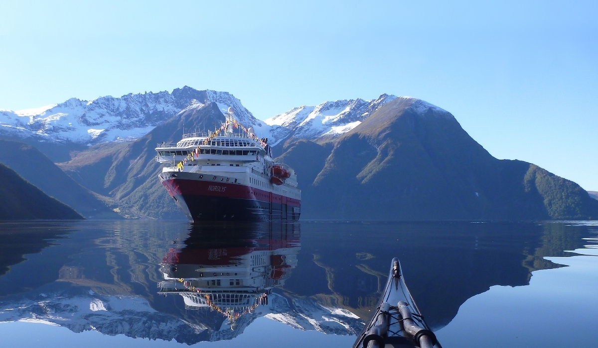 Kayak sur les eaux du Hjørundfjord - croisière Hurtigruten en Norvège