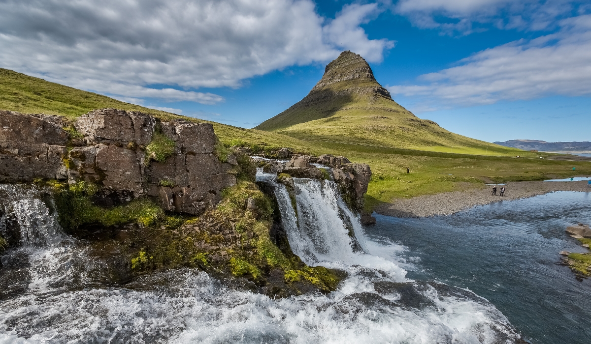 Chute d'eau de Kirkjufellsfoss devant la montagne Kirkjufell  