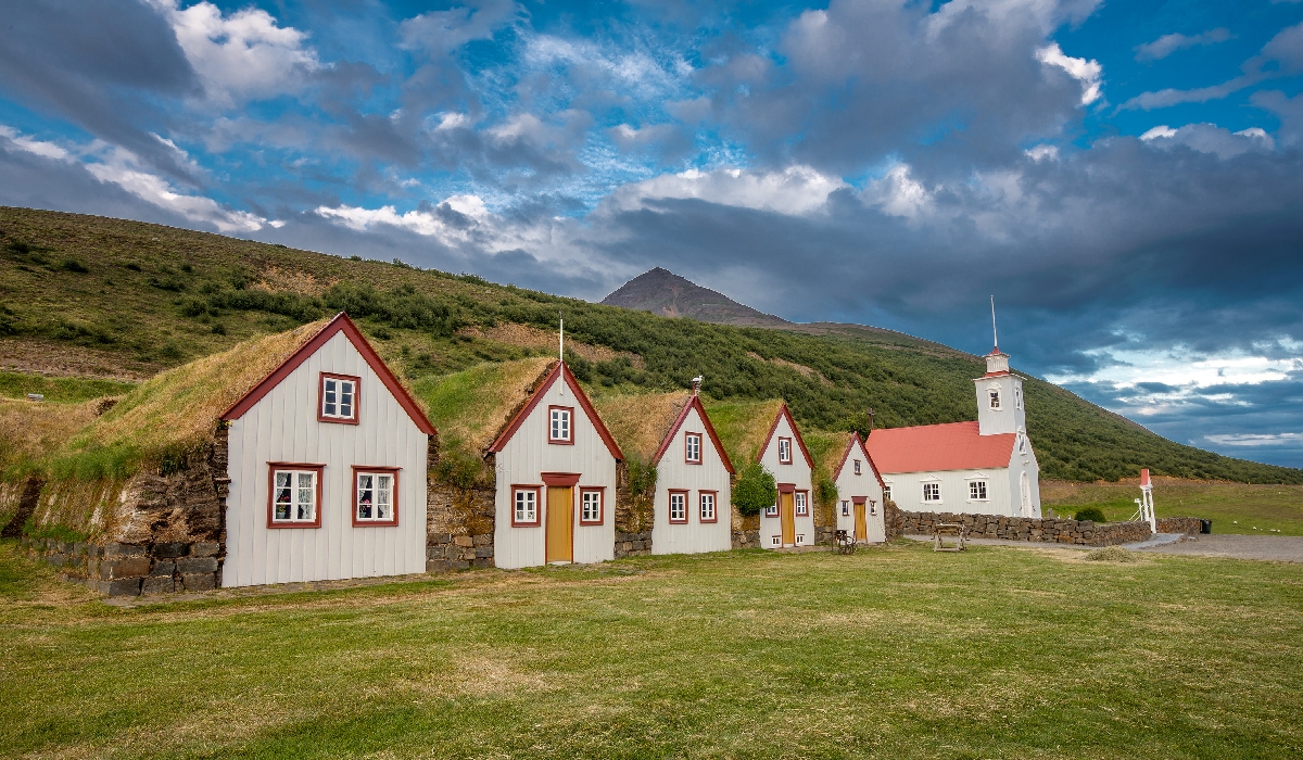 Maisons traditionnelles islandaise au toît de tourbe