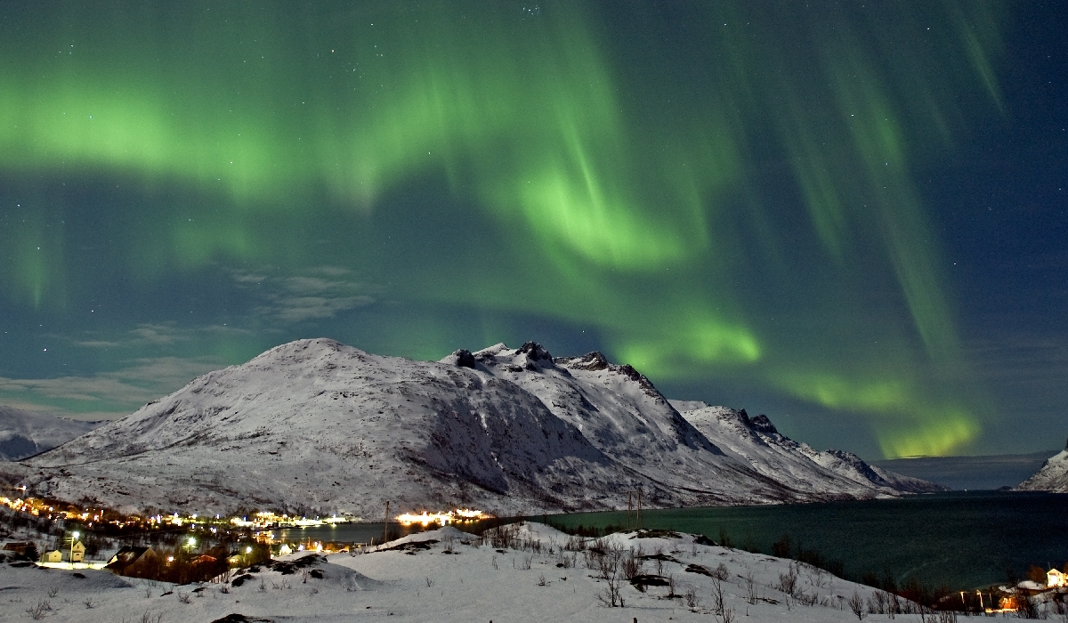 Observation d'une aurore boréale au-dessus de l'Ersfjord à Tromsø en Norvège du nord