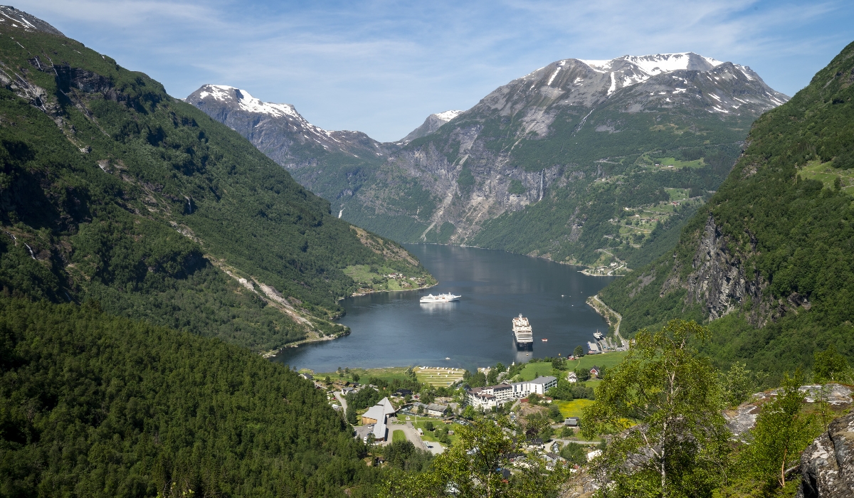 Point de vue sur le fjord de Geiranger depuis flydalsjuvet_région des fjords en Norvège