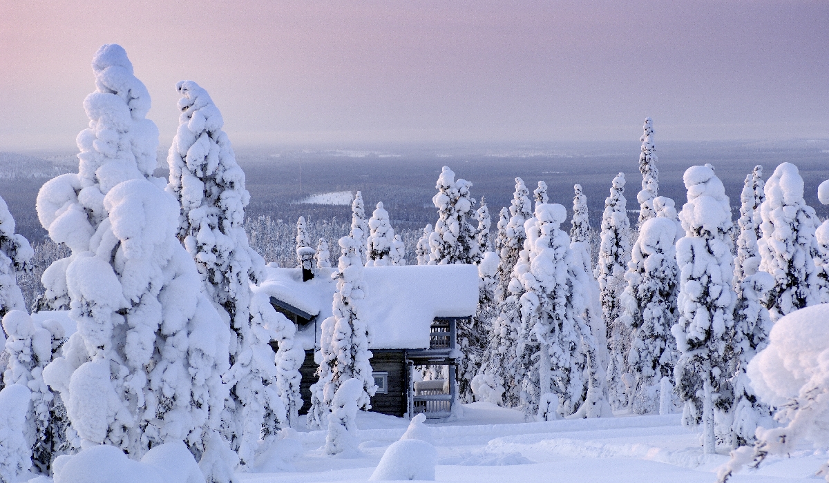 Cottage sous la neige en Laponie finlandaise