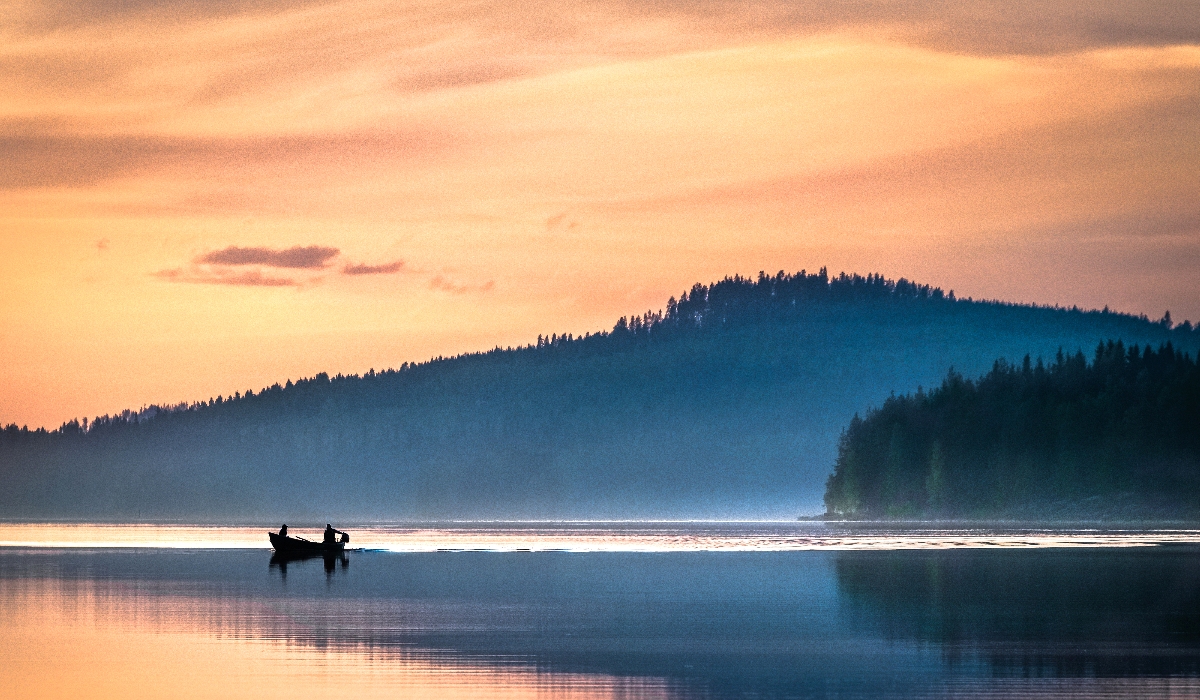 Soleil de minuit sur les lacs de Finlande