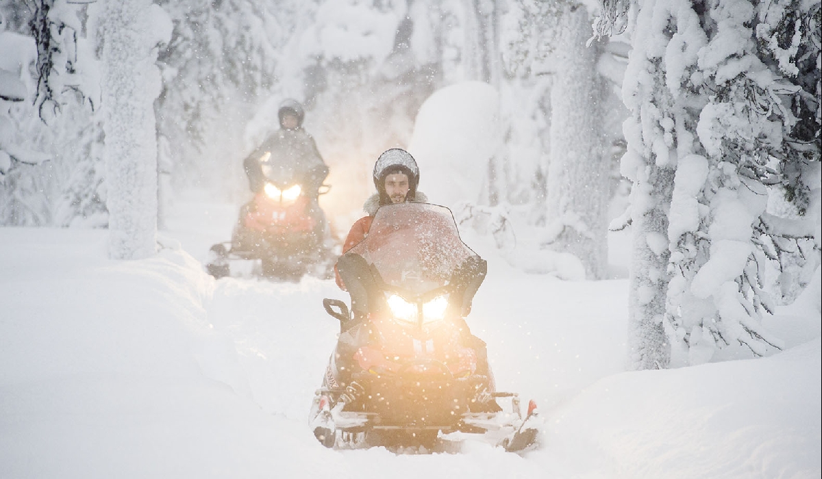 Défier les éléments en motoneige dans l'hiver de Laponie finlandaise