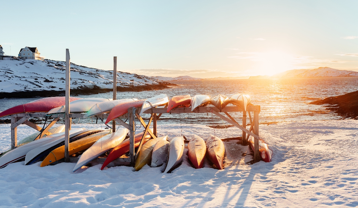 Kayaks dans le soleil couchant à Nuuk au Groenland