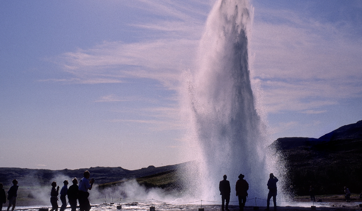 Impressionnante puissance du geyser Strokkur en Islande
